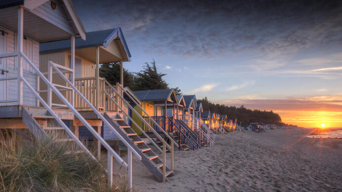 Cabanes de plage au crépuscule