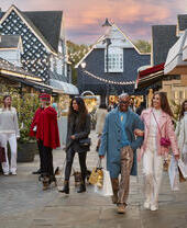 Viele Menschen, die durch Bicester Village spazieren