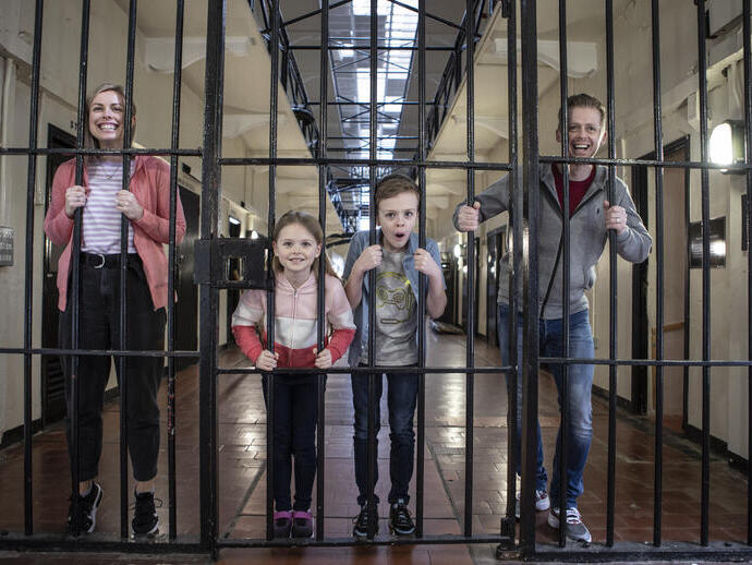 عائلة تتظاهر بأنها محبوسة في زنزانة في سجن كروملين رود، بلفاست