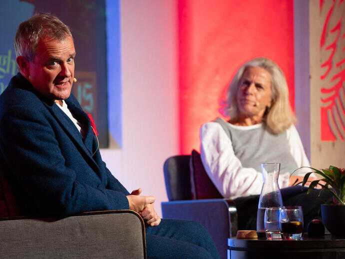 Hugh Bonneville en el escenario del Festival Literario de Stratford en 2022
