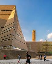 Vista del edificio Tate Modern con gente pasando por delante