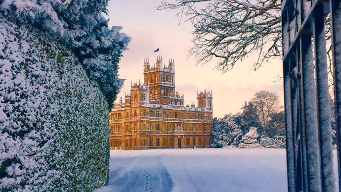 Vista exterior de un castillo histórico en invierno