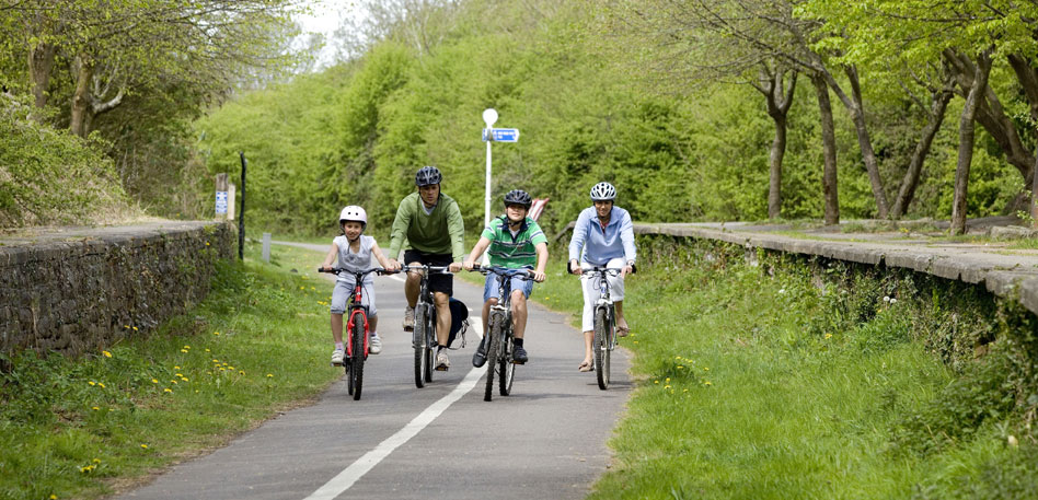 Eine Gruppe von Menschen, die auf einem Weg in Bristol Rad fahren