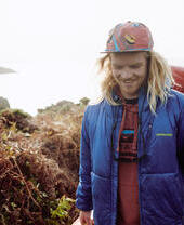 Kayakistas llevando sus kayaks