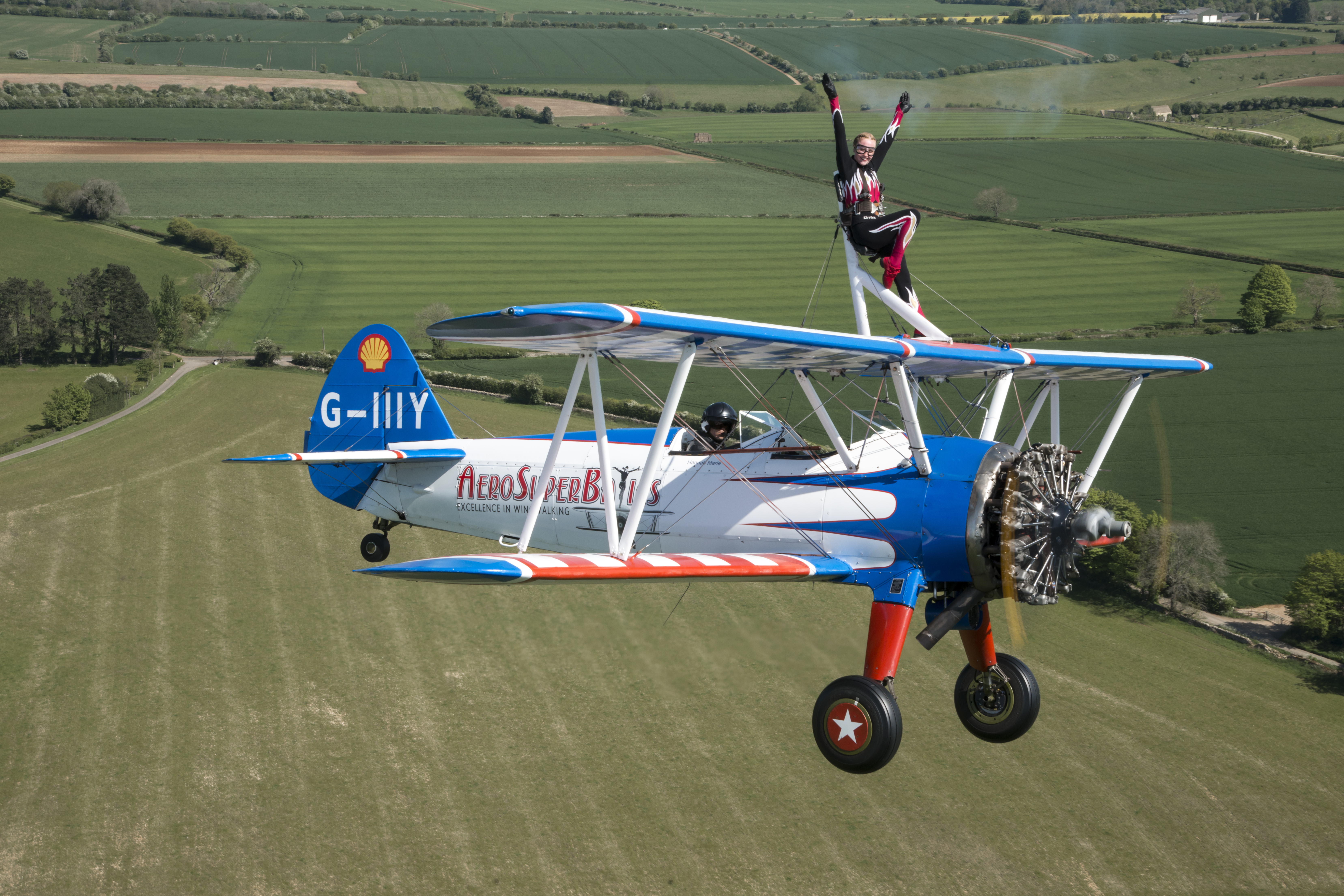 المشي على أجنحة الطائرة مع AeroSuperBatics