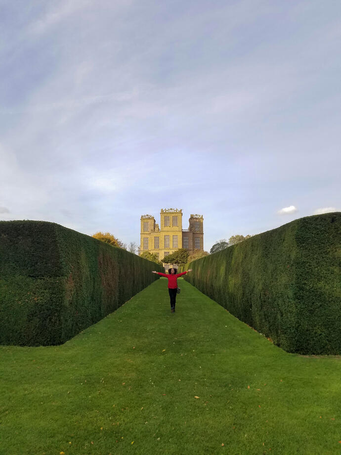 امرأة تقف في حديقة هاردويك هول