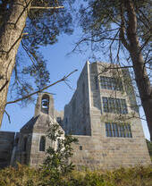 Exterior del castillo de Drogo, mirando hacia arriba a través de los abetos