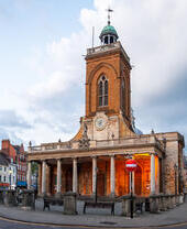 Eine Pfarrkirche im Herzen eines Dorfplatzes in der Innenstadt.