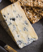 Perl Las oder Blue Pearl, ein cremiger, handgemachter Bio-Blauschimmelkäse aus Wales, serviert mit Dinkel- und Müsli-Crackern