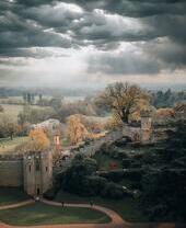 منظر جوي لمبنى طويل بقبّة على شكل أناناس