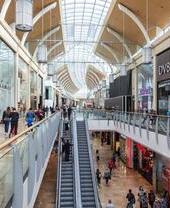 Una vista interna del St Davids Centre, un centro commerciale nel cuore di Cardiff, Galles
