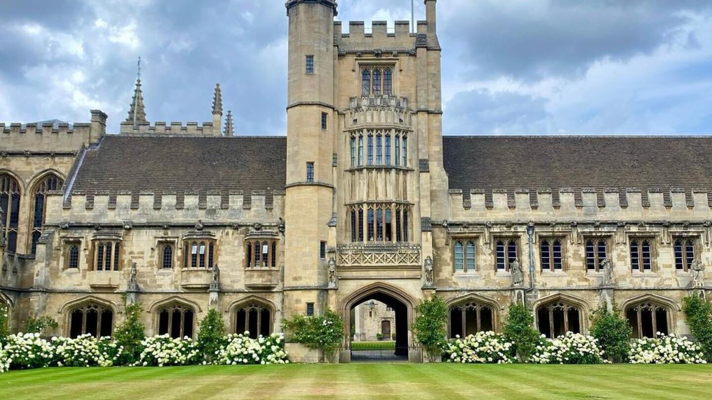 منظر لكلية ماجدالين، وهي جزء من جامعة أكسفورد الشهيرة عالميًا
