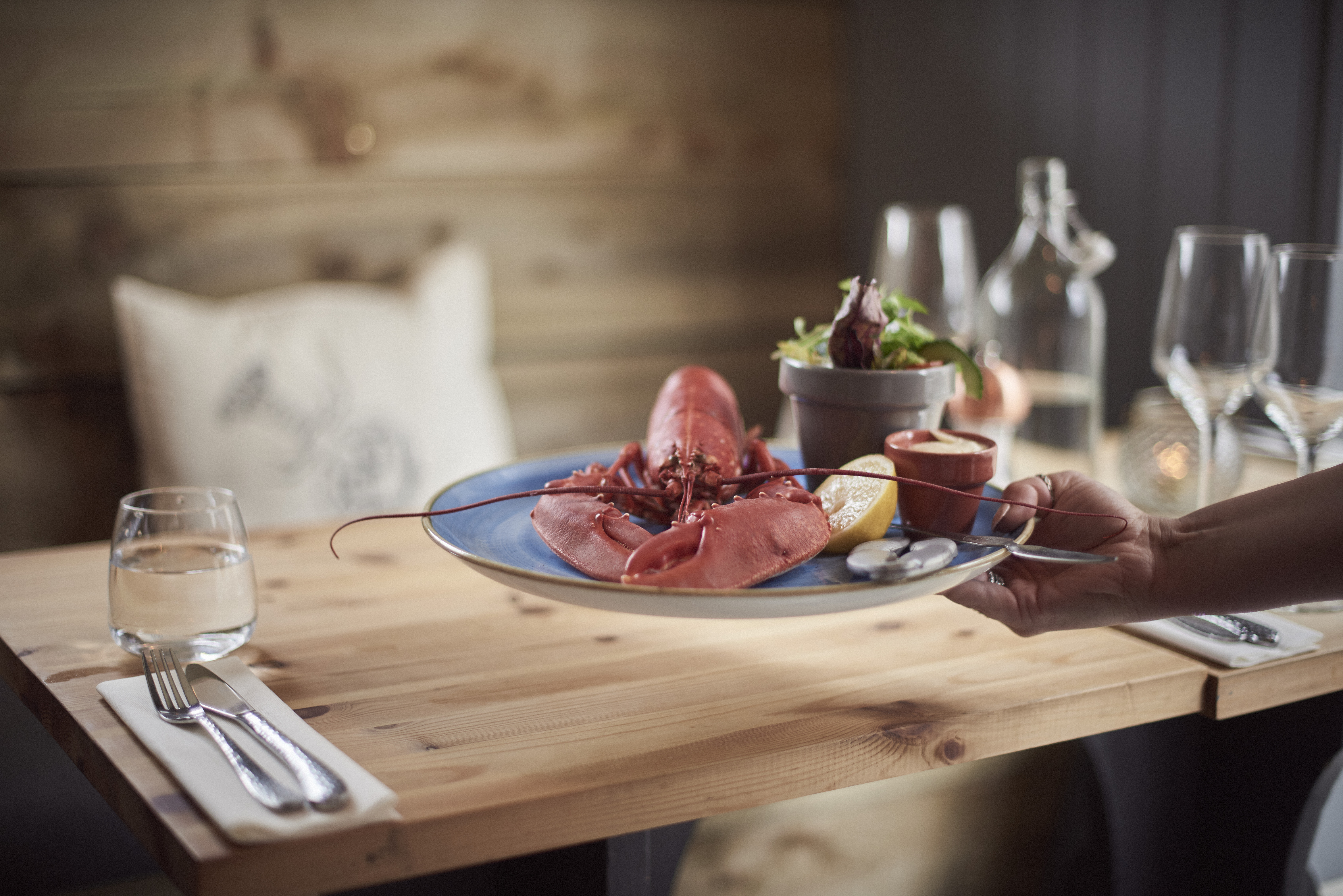 Una langosta entera colocada sobre la mesa de un restaurante