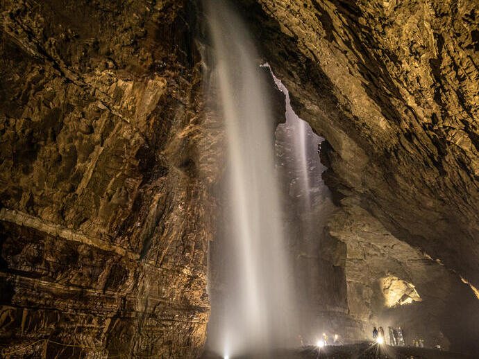 Une cascade tombant à travers Gaping Gill dans le Yorkshire
