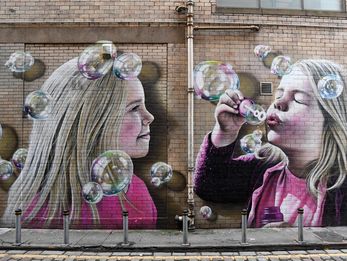 Mural en una pared con niños haciendo pompas de jabón, Glasgow Mural Trail