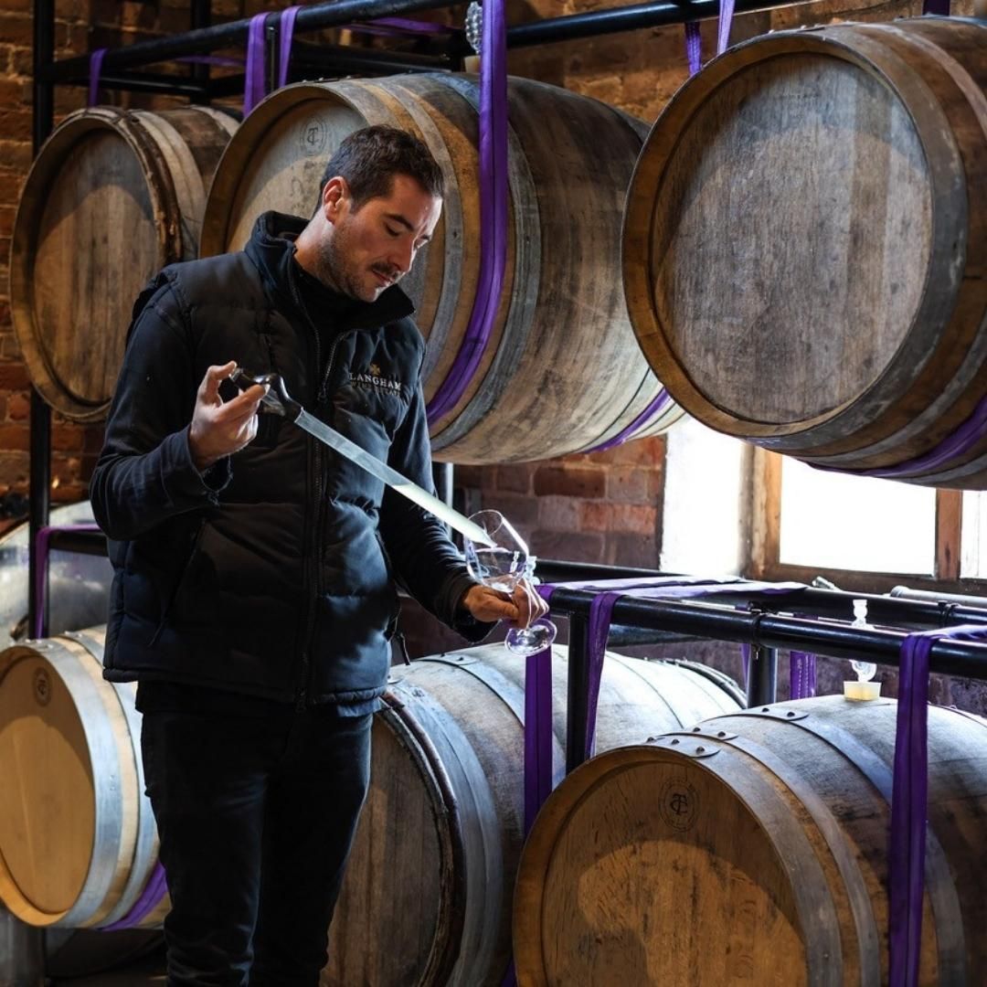 Hombre catando vino, Langham Wine Estate