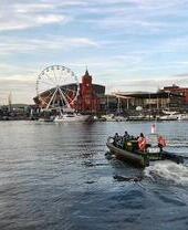 Eine Gruppe von Menschen auf einer Fahrt mit dem Cardiff Jet Speedboot