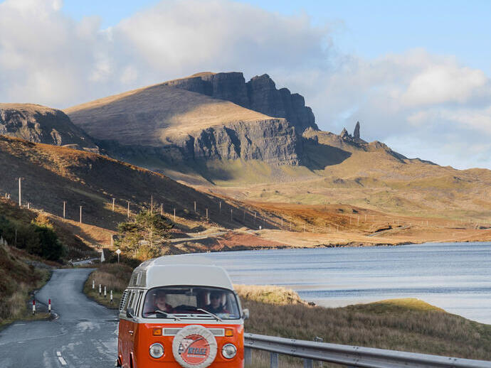 Camper su una strada panoramica accanto a un lago
