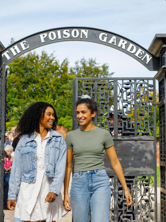 Deux femmes quittant un jardin