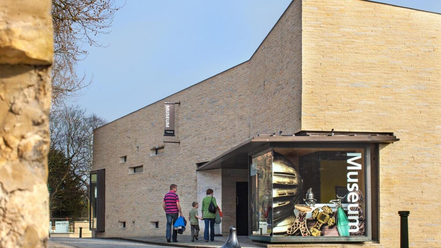 Eine Familie beim Betreten des Lincoln Museum