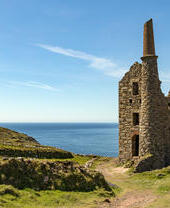 Das verlassene Maschinenhaus der Mine West Wheal Owles in Botallack, Cornwall