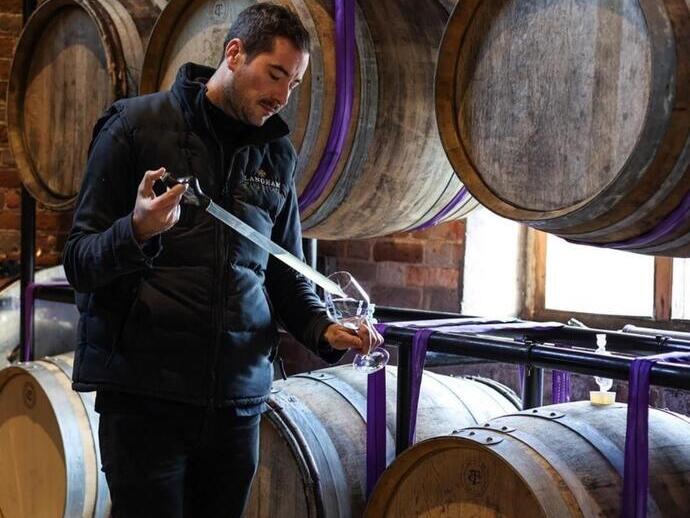 Uomo che assaggia il vino, Langham Wine Estate