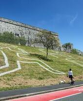 Un dipinto delle figure leggendarie di Gogmagog e Corineus sulle rive di un sentiero pedonale.