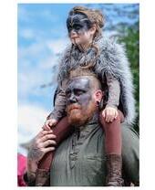 Un homme portant un enfant sur ses épaules, vêtu d'un costume de Viking et le visage peint, au Jorvik Viking Centre, à York