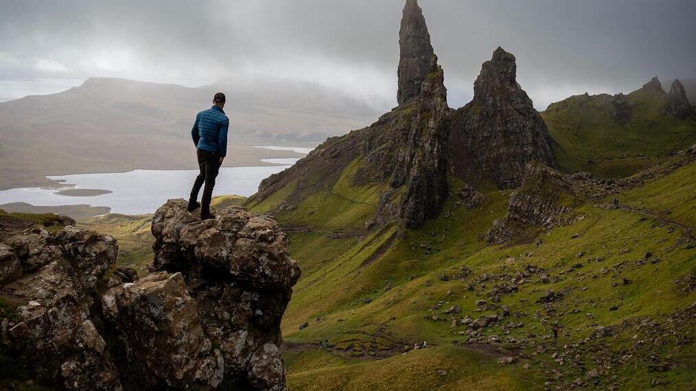 رجل على صخرة في The Old Man of Storr