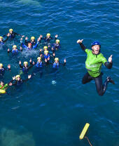 Un homme plongeant dans la mer au large des côtes de Cornouailles