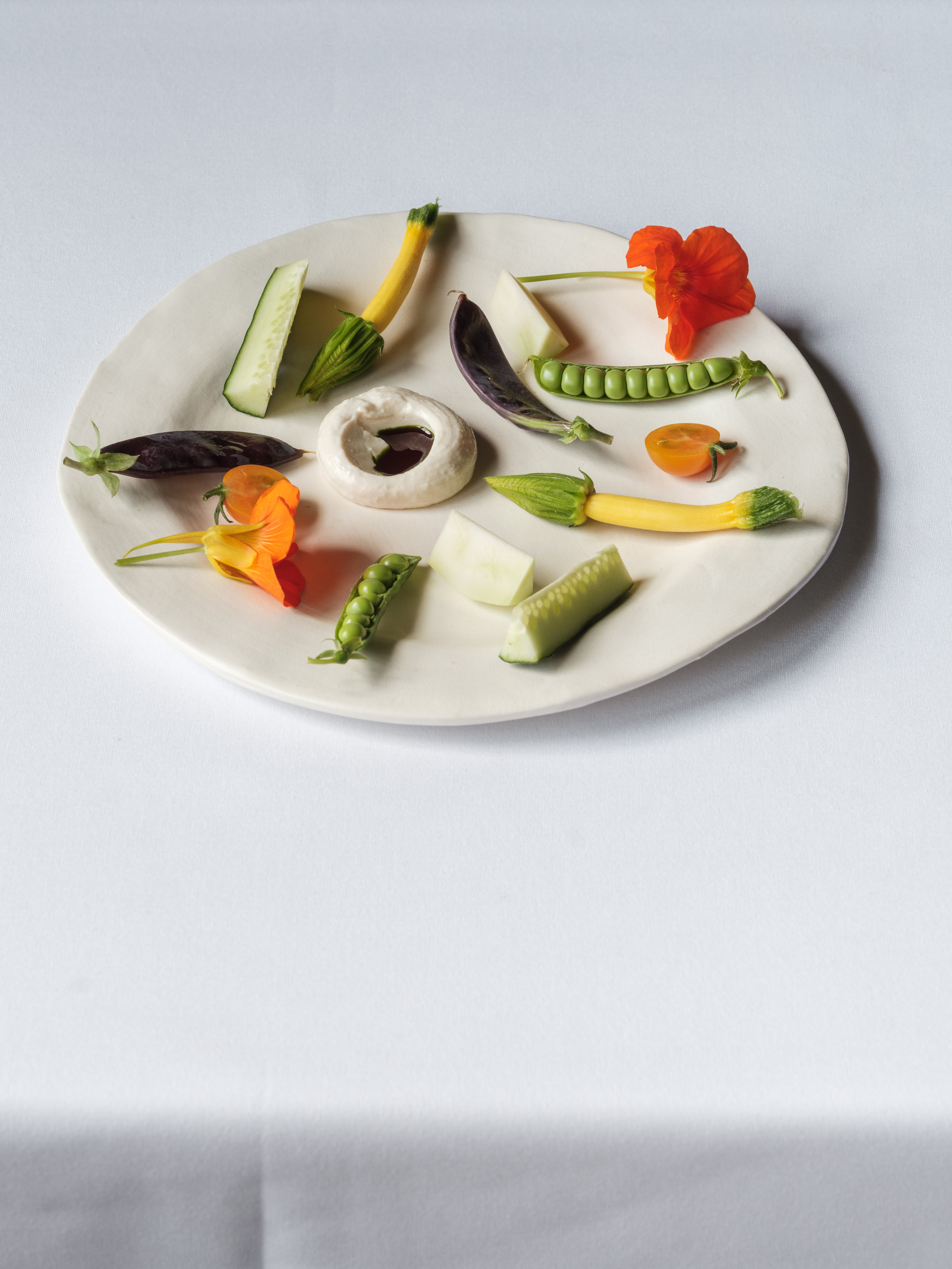 Assiette de crudités préparées à partir de légumes de la ferme