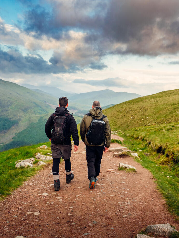Zwei Männer wandern im Sommer auf dem Ben Nevis