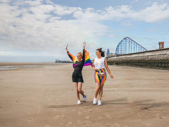 Dos mujeres se divierten en la playa de Blackpool