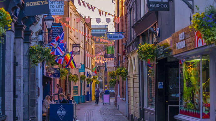 Blick auf eine Einkaufsstraße in einer Stadt