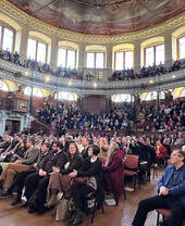 Multitud de personas viendo una charla en el escenario del Festival Literario de Oxford