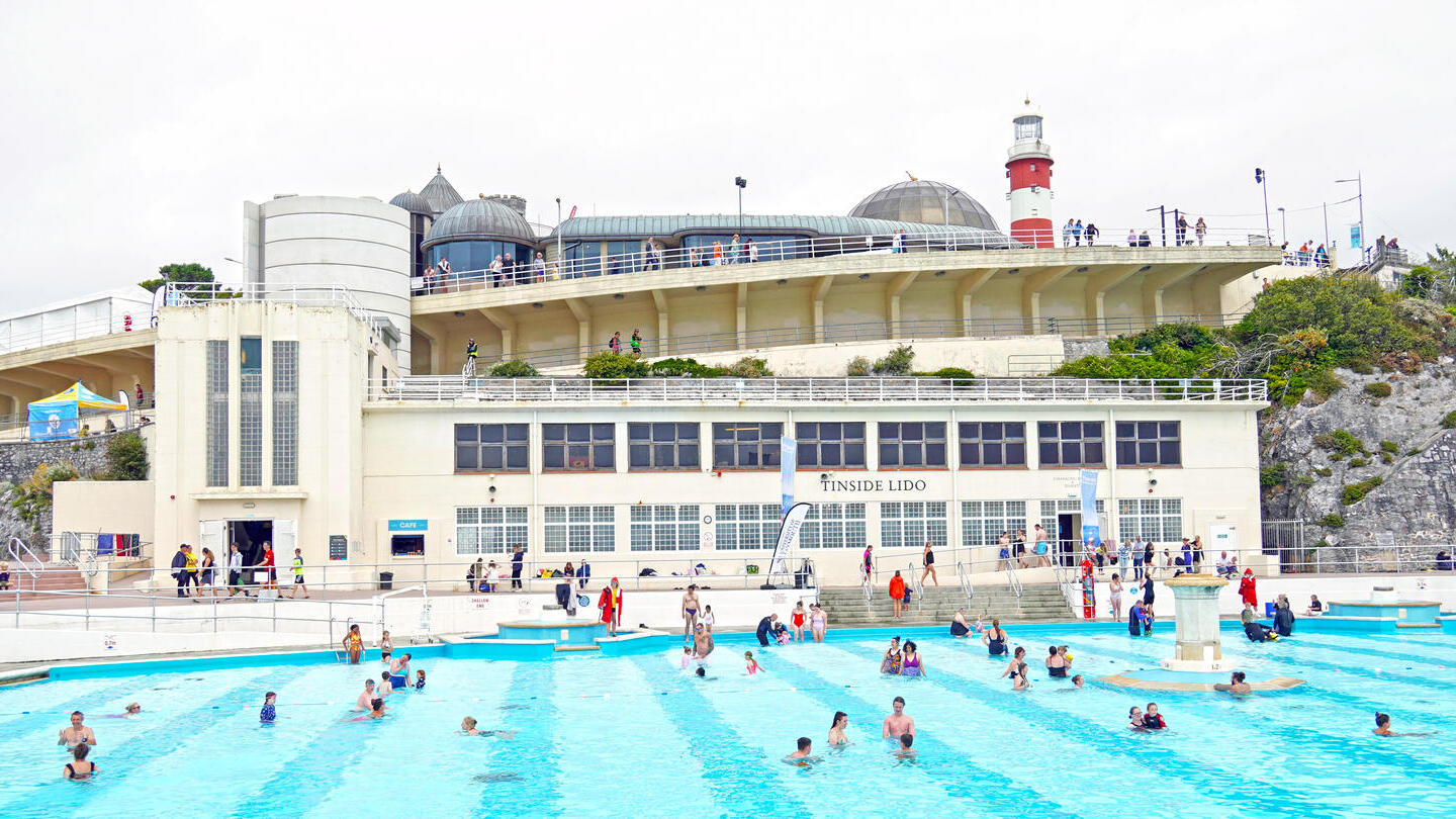 Des personnes dans la piscine du Tinside Lido à Plymouth