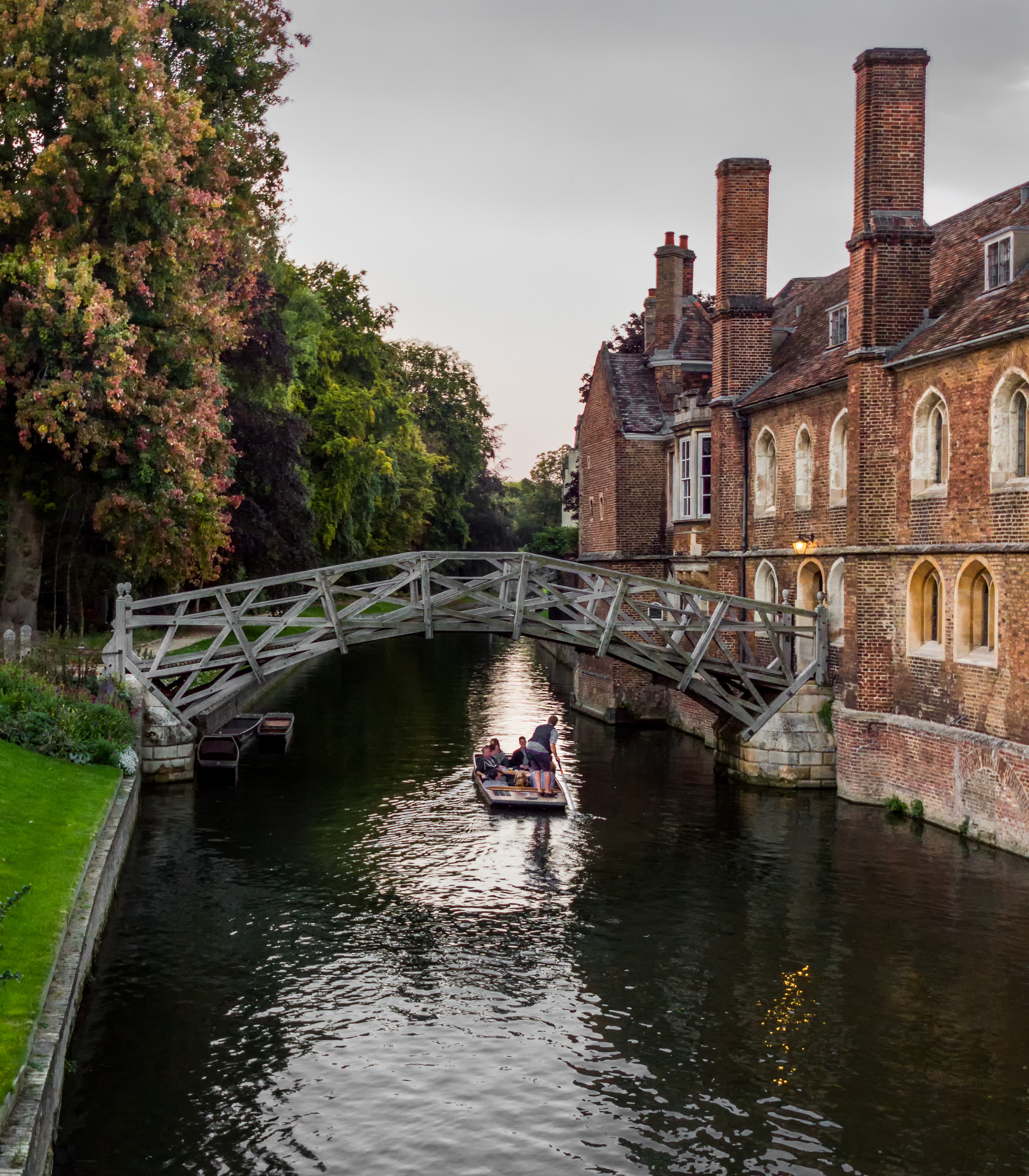 Une seule barque passe sous le pont Mathématique, dans Silver Street, à Cambridge, tard dans une soirée d'été