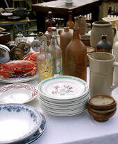 Table display of old bric a brac at an antiques flea market.