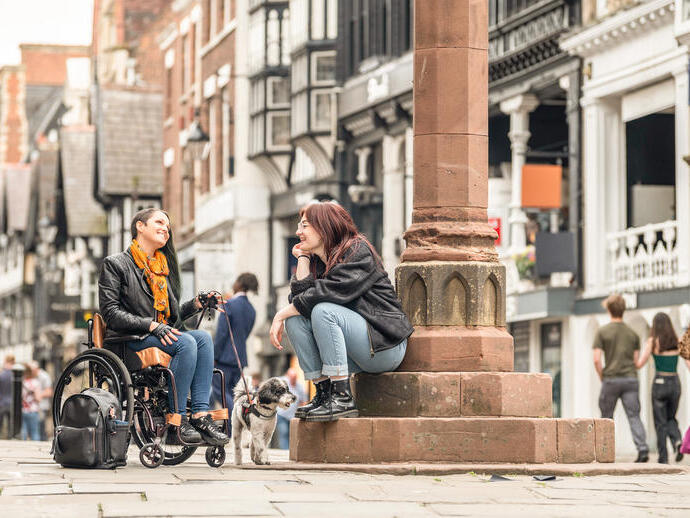 Dos mujeres sentadas charlando en el centro de la ciudad