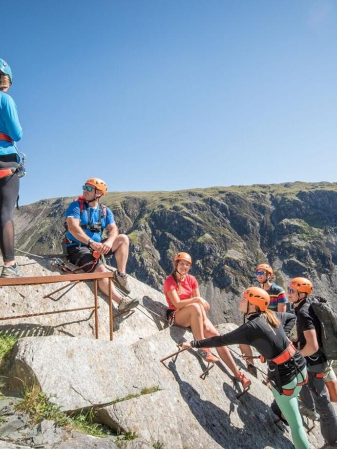 Un gruppo di persone che sale sulla miniera di ardesia di Honister