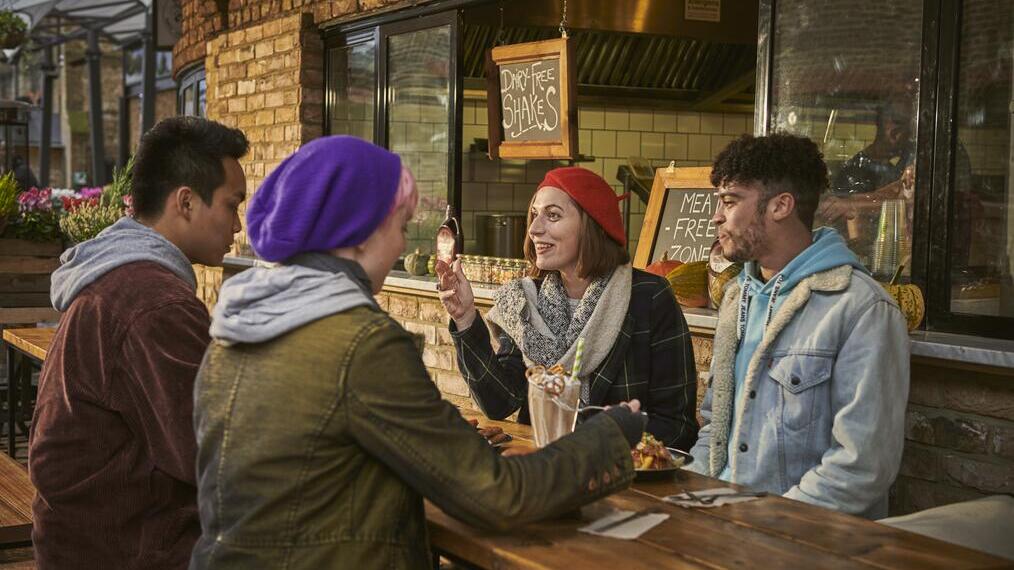 Amigos comiendo fuera de un restaurante