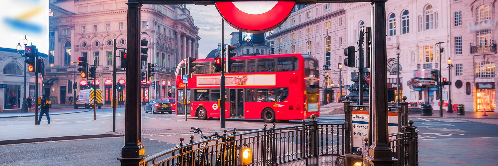 Una estación de metro en una ciudad