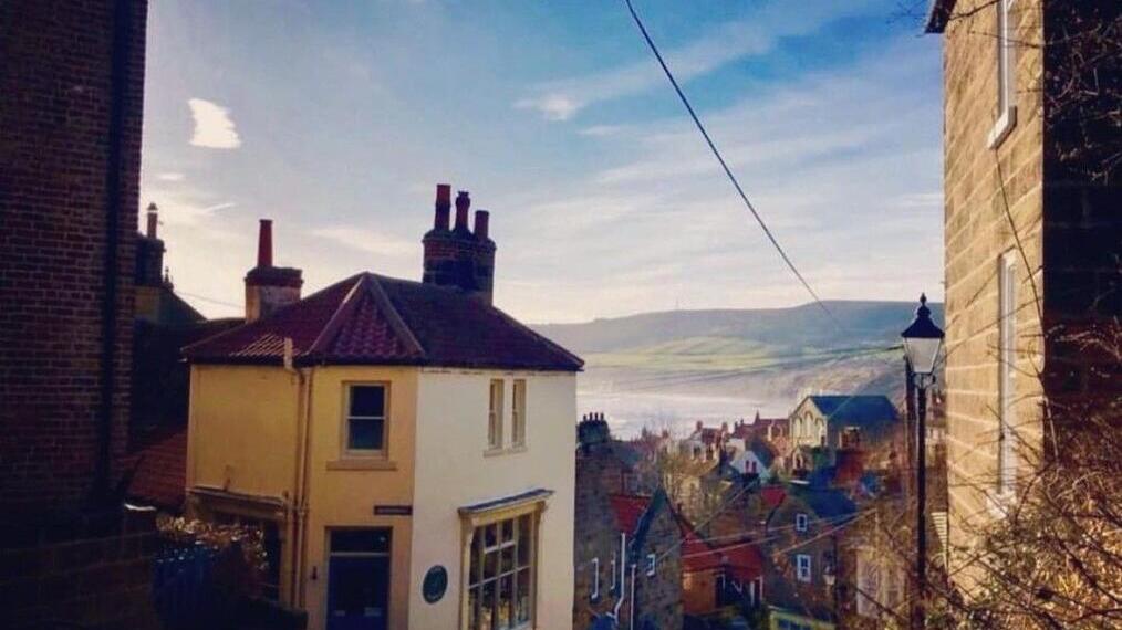 Blick auf eine malerische Straße an einem Wintermorgen