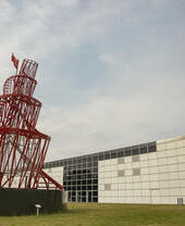 Una scultura artistica accanto al Sainsbury Centre for Visual Arts di Norwich