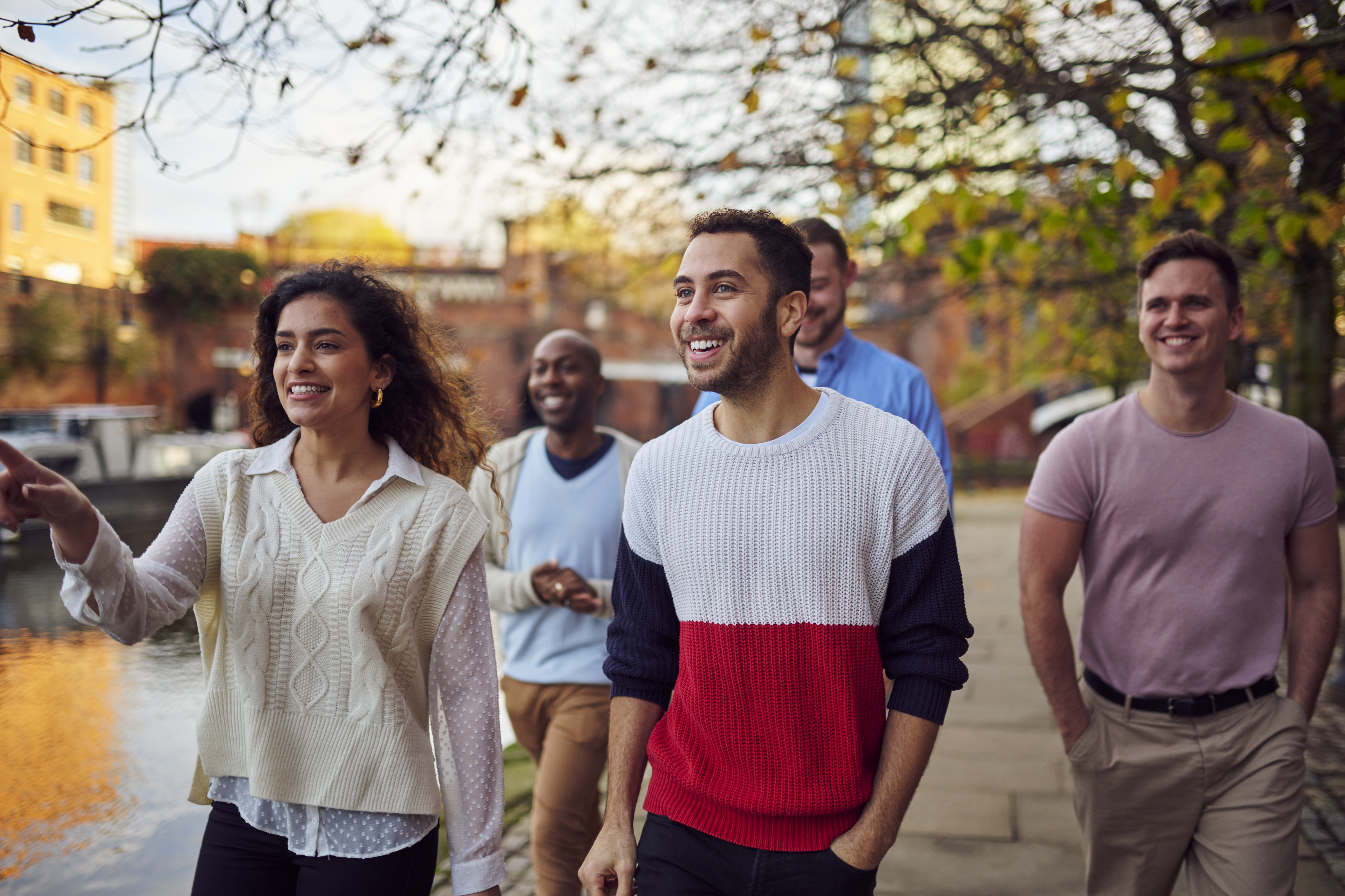 أصدقاء يمشون بجانب قناة