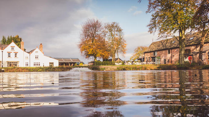 Vue sur le lac devant les bâtiments du restaurant