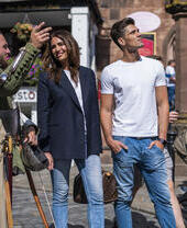 Deux personnes écoutant un guide touristique dans le cadre d'une visite médiévale de Chester