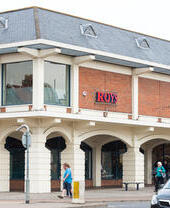 Una toma exterior de Roys of Wroxham, unos grandes almacenes en el Parque Nacional de Broads