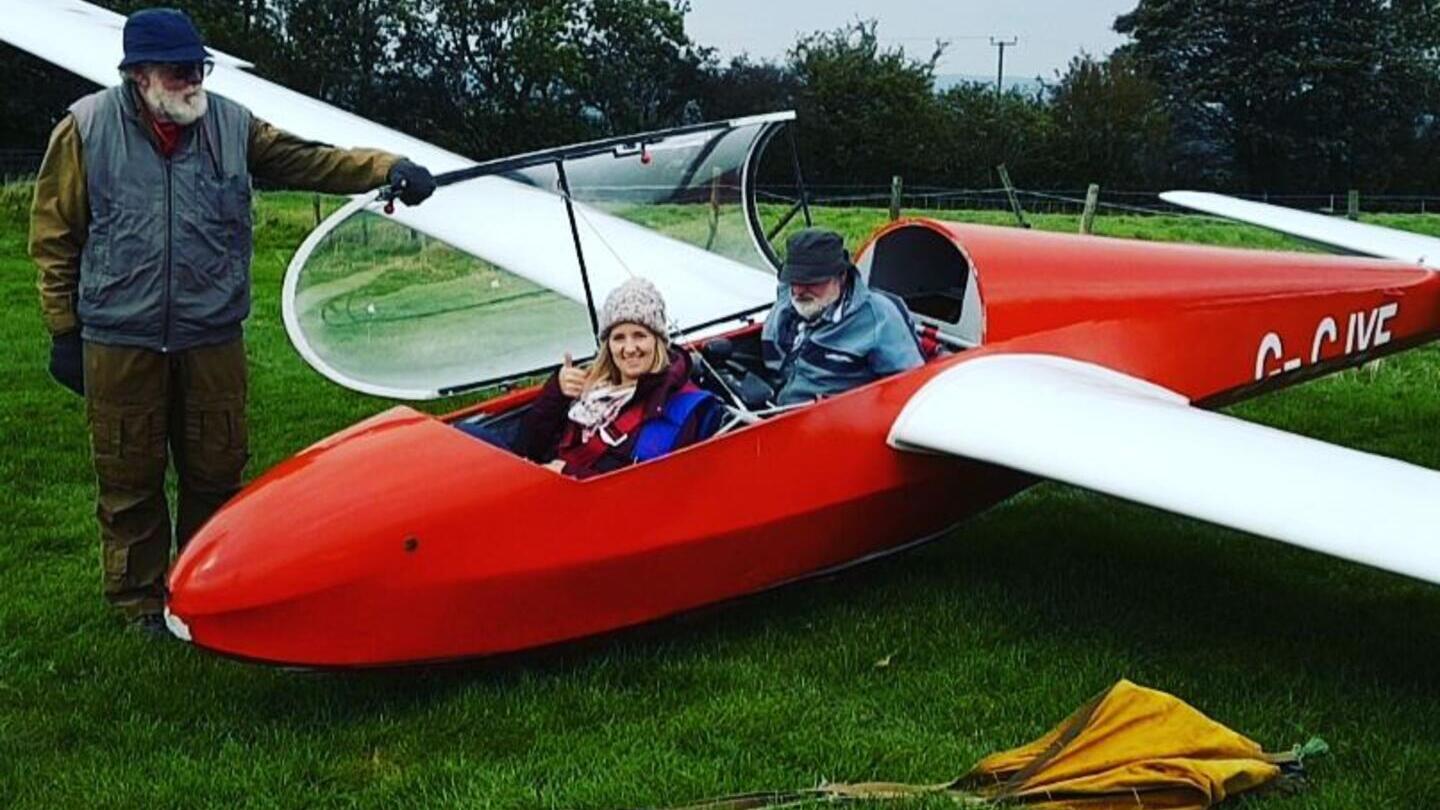 شخصان في طائرة شراعية