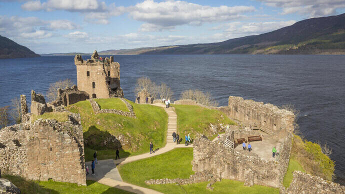 Blick von oben auf Urquhart Castle am Ufer des Loch Ness in Schottland.